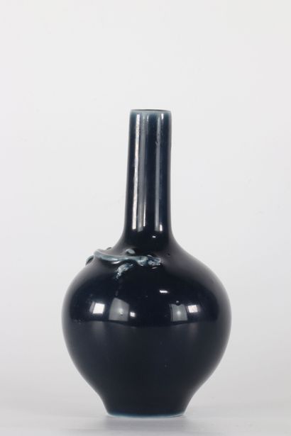 Vase en porcelaine de chine décor d'un dragon
Région:...