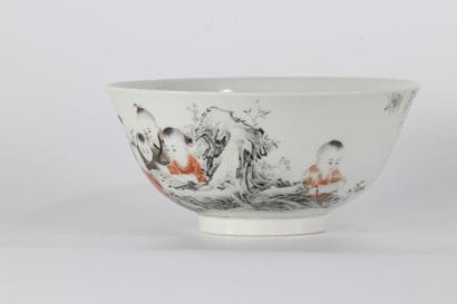 Bol en porcelaine de chine décor d'enfants...