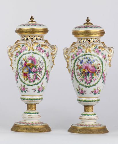 Paire de vases pots-pourris en porcelaine...