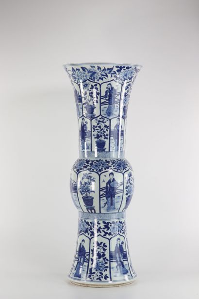 Chine imposant vase blanc bleu à décor de...