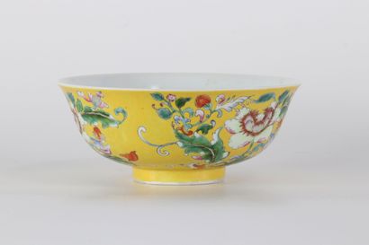 Bol en porcelaine de chine sur fond jaune...