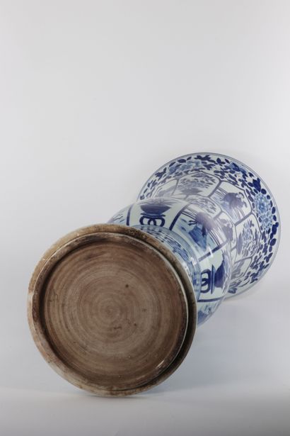Chine imposant vase blanc bleu à décor de...