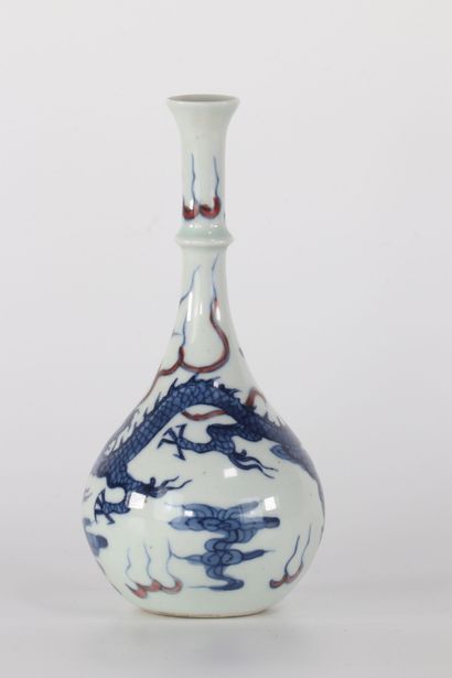 Vase piriforme à décor de dragon bleu et...