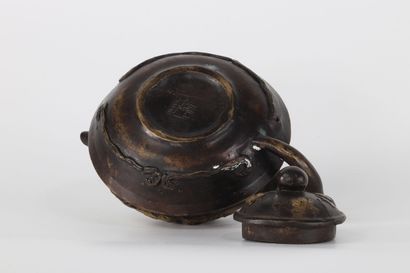 Théière en métal chine 19ème à décor de personnages
Région:...