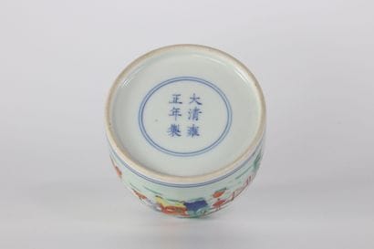 Vase Doucai à décor de jeux d'enfants marque...