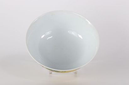 Bol en porcelaine de chine sur fond jaune...
