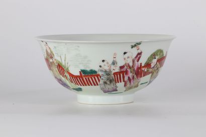 Bol en porcelaine de chine à décor d'enfants...