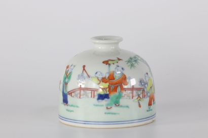 Vase Doucai à décor de jeux d'enfants marque...