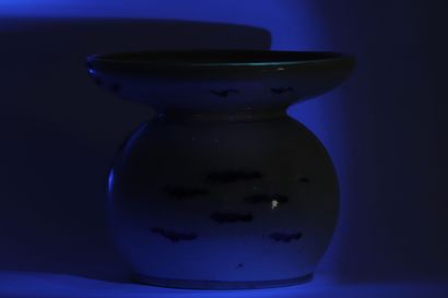 Chine, XVIIIe, crachoir en porcelaine de...