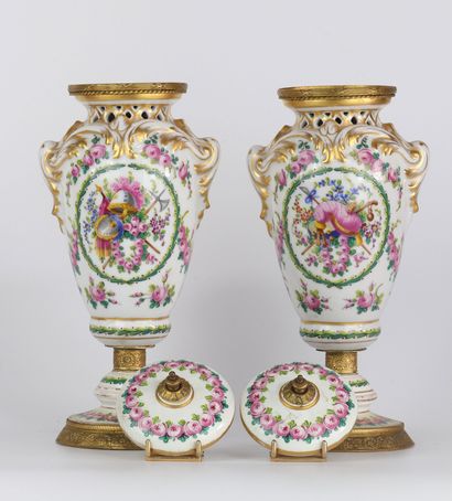 Paire de vases pots-pourris en porcelaine...