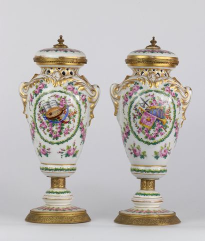 Paire de vases pots-pourris en porcelaine...