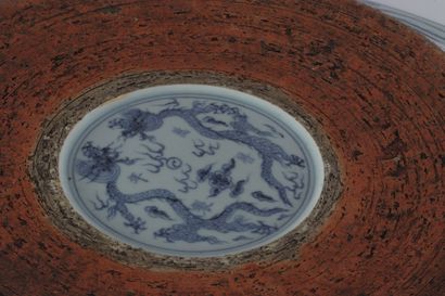 Grand plat blanc bleu à décor de dragons...
