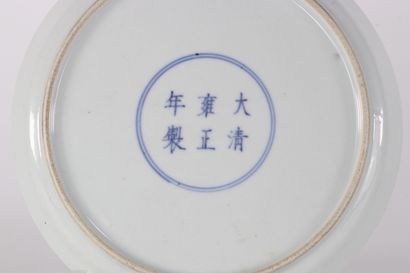 Assiette à décor de personnages dans un intérieur...