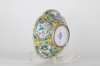 Bol en émail cloisonné à décor de médaillons...