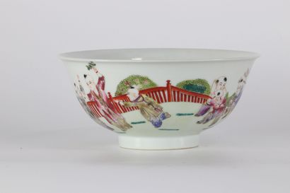 Bol en porcelaine de chine à décor d'enfants...