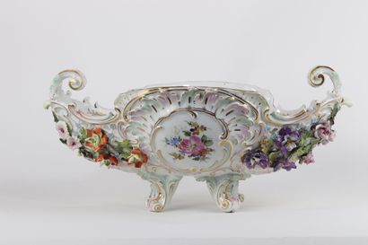 Corbeille en porcelaine , ajourée à décors...