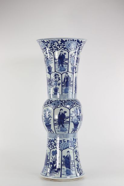 Chine imposant vase blanc bleu à décor de...