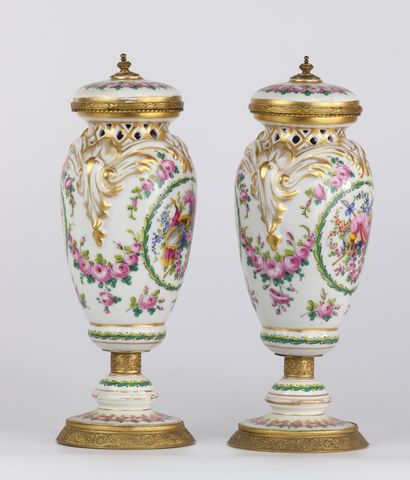 Paire de vases pots-pourris en porcelaine...