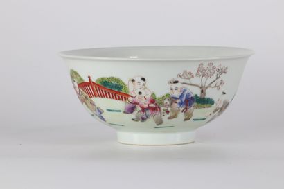 Bol en porcelaine de chine à décor d'enfants...