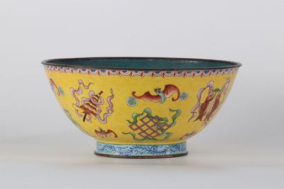 Bol en émail cloisonné sur fond jaune à décor...