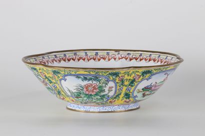 Bol en émail cloisonné à décor de médaillons...