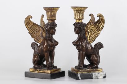 Paire de bougeoirs empire aux sphinx en bronze...