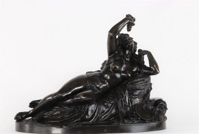 Imposant bronze, Bacchante allongée mangeant...