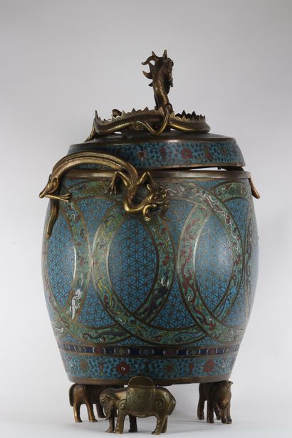 Chine Imposant vase couvert en bronze cloisonné...