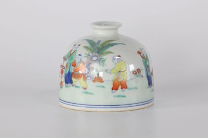 Vase Doucai à décor de jeux d'enfants marque...