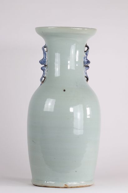 Chine vase céladon a décor en semi relief...
