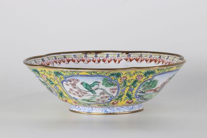Bol en émail cloisonné à décor de médaillons...