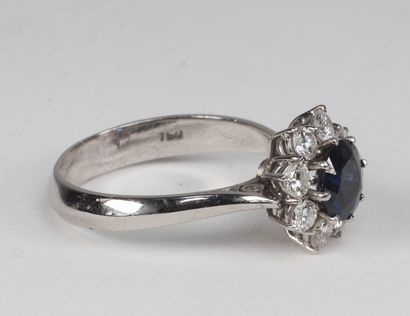 Bague en or blanc (18k) saphir et 8 diamants
Dimensions:...