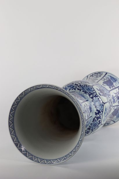 Chine imposant vase blanc bleu à décor de...