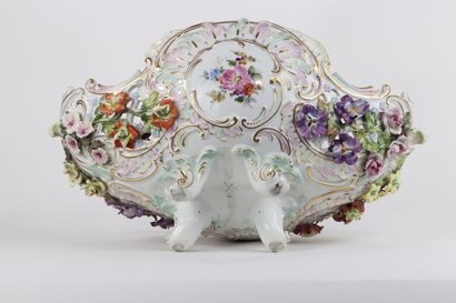 Corbeille en porcelaine , ajourée à décors...