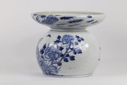 Chine, XVIIIe, crachoir en porcelaine de...