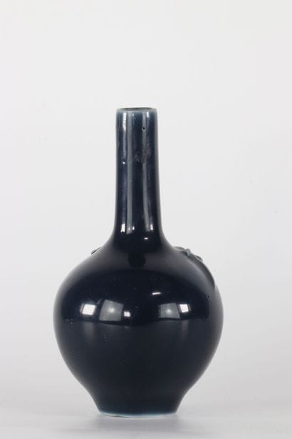 Vase en porcelaine de chine décor d'un dragon
Région:...