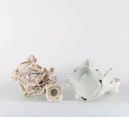 Paire de bougeoirs en porcelaine de Paris...