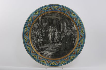 Grand plat en émaux décoré d'une scène en...