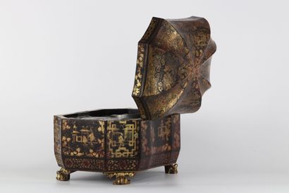 CHINE, Canton - XIXème siècle Boîte à thé...