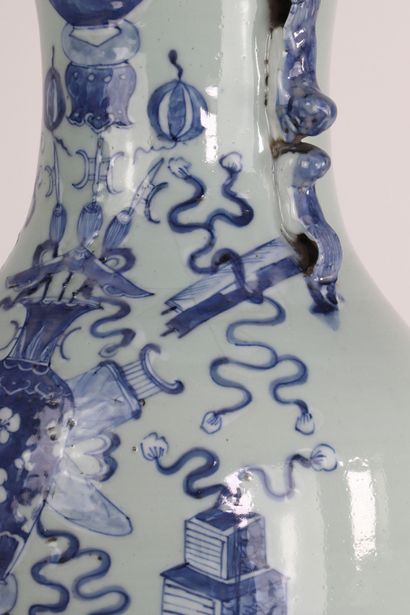 Chine vase céladon a décor en semi relief...