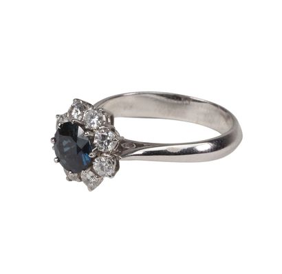 Bague en or blanc (18k) saphir et 8 diamants
Dimensions:...