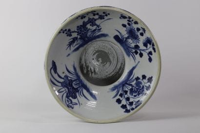 Chine, XVIIIe, crachoir en porcelaine de...