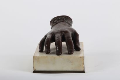 Presse papier en bronze surmonté d'une main...