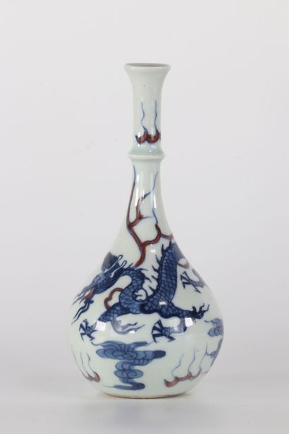 Vase piriforme à décor de dragon bleu et...