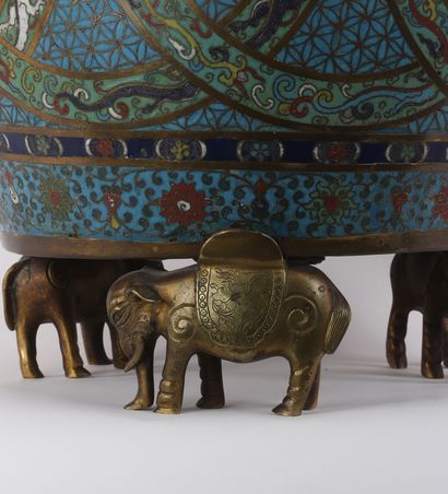 Chine Imposant vase couvert en bronze cloisonné...