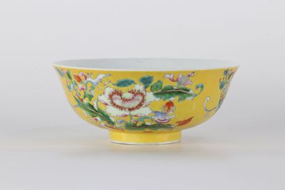 Bol en porcelaine de chine sur fond jaune...