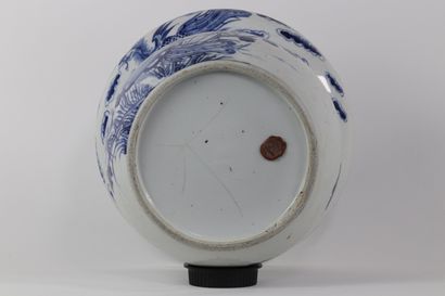 Chine, XVIIIe, crachoir en porcelaine de...