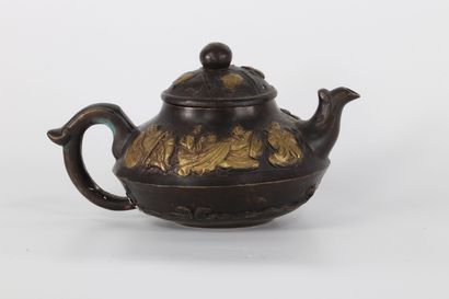 Théière en métal chine 19ème à décor de personnages
Région:...