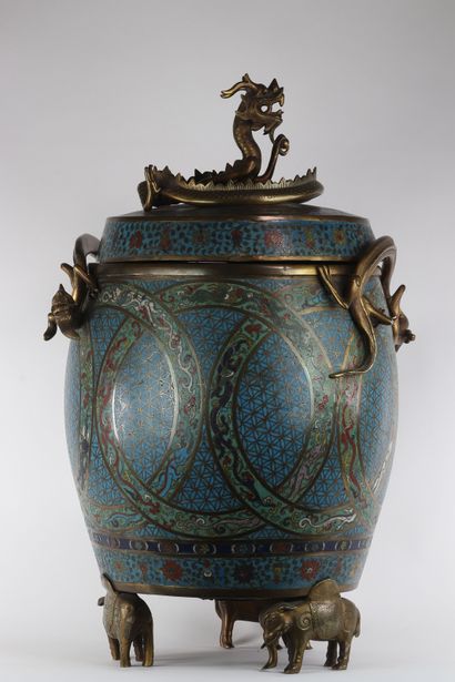 Chine Imposant vase couvert en bronze cloisonné...