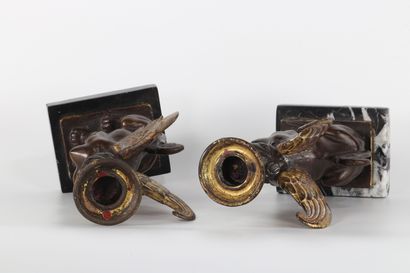 Paire de bougeoirs empire aux sphinx en bronze...